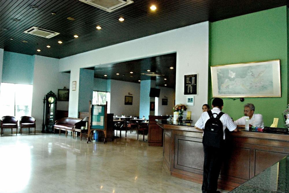 Super Oyo Townhouse 1 Hotel Salemba Jakarta Exterior photo