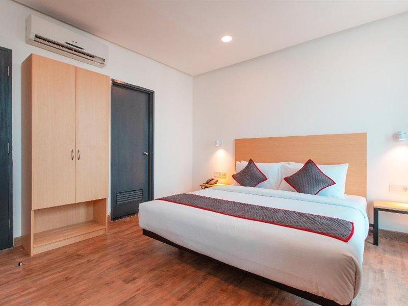 Super Oyo Townhouse 1 Hotel Salemba Jakarta Exterior photo