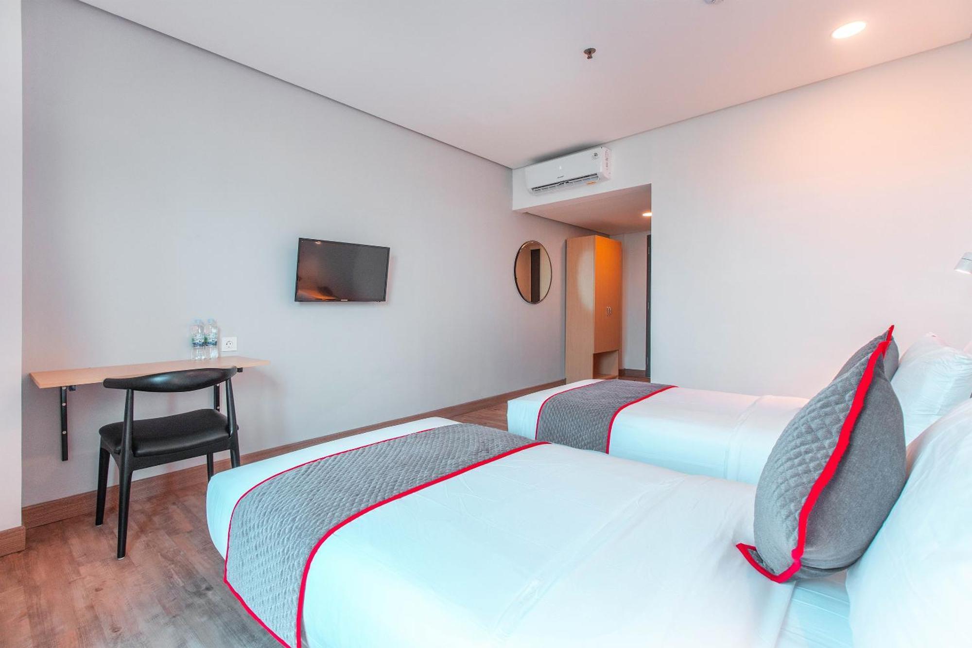 Super Oyo Townhouse 1 Hotel Salemba Jakarta Exterior photo